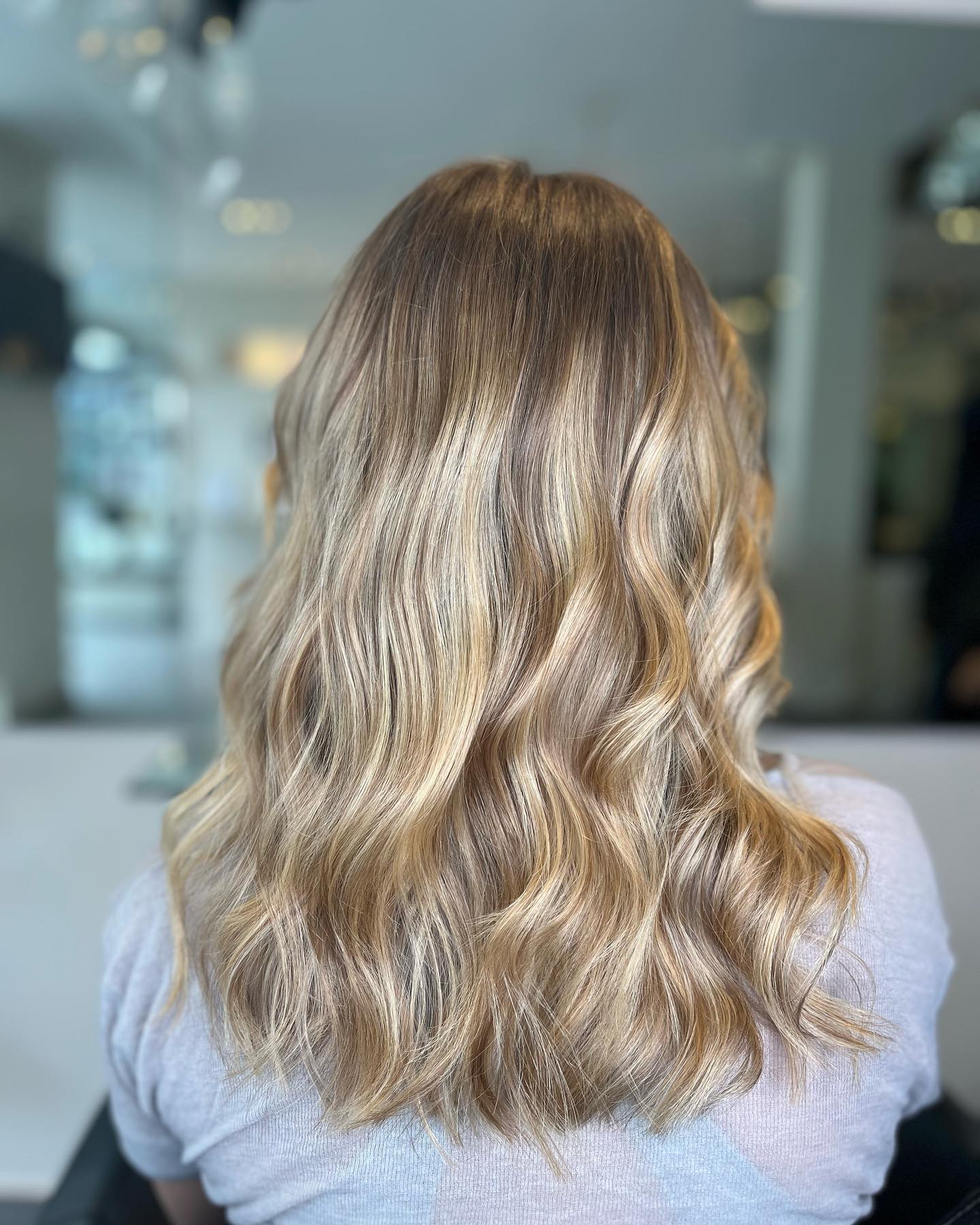 kunde med smukt stylet hår hos Kurte by Berger